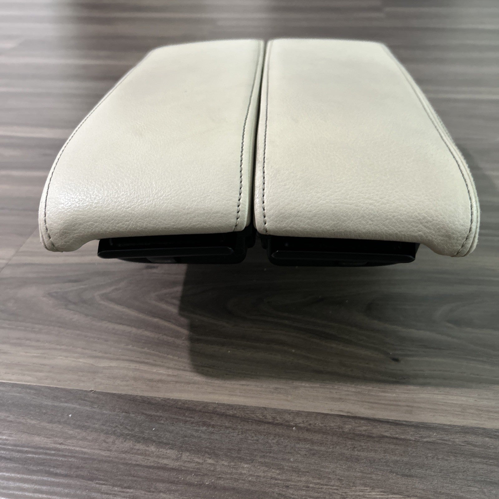 2011-2018 Volkswagen Touareg CENTER CONSOLE LID ARM REST DUAL MIDDLE OEM LEATHER