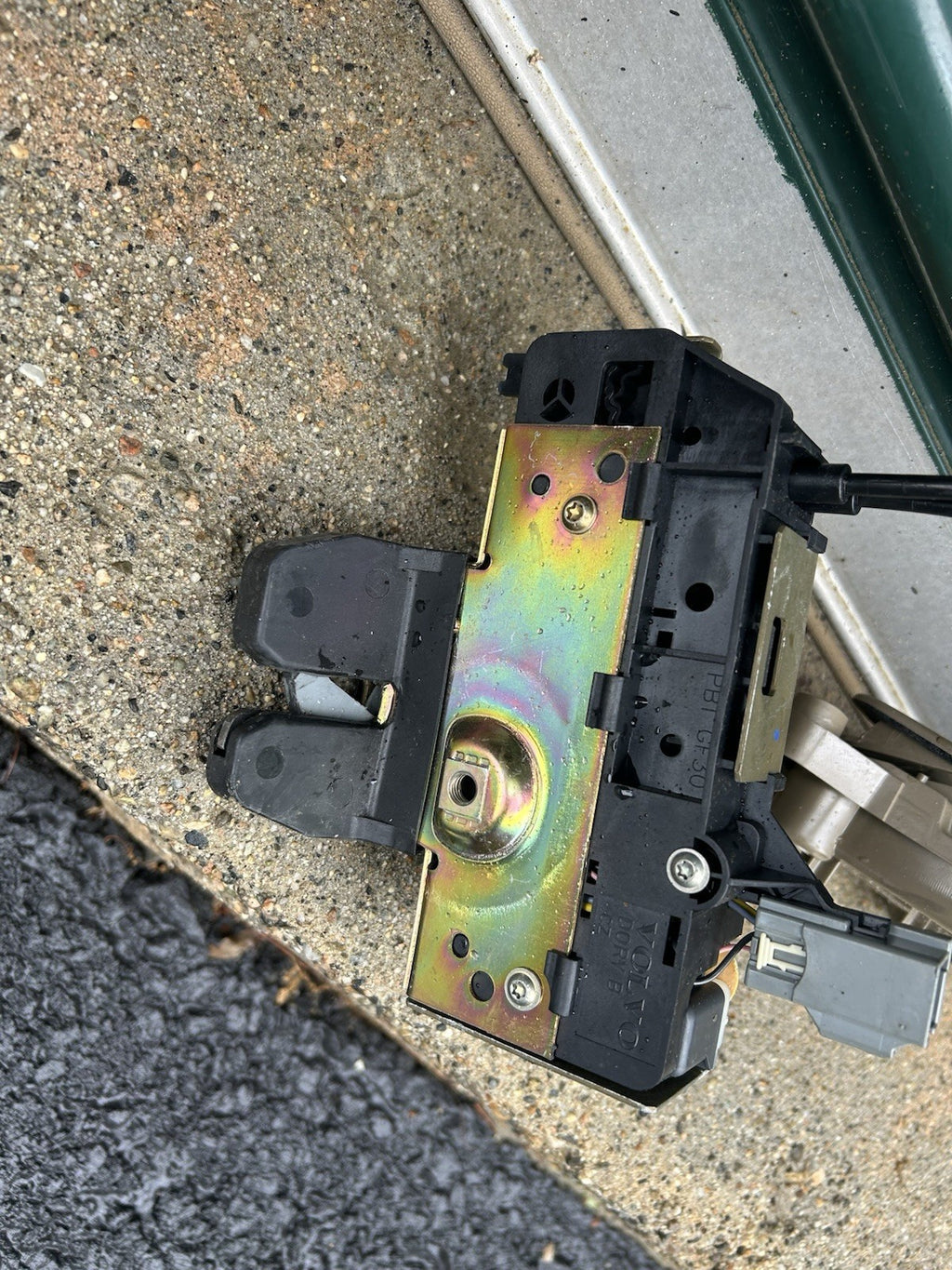 Volvo XC90 rear tailgate trunk latch lock actuator assembly OEM 03-14 third row