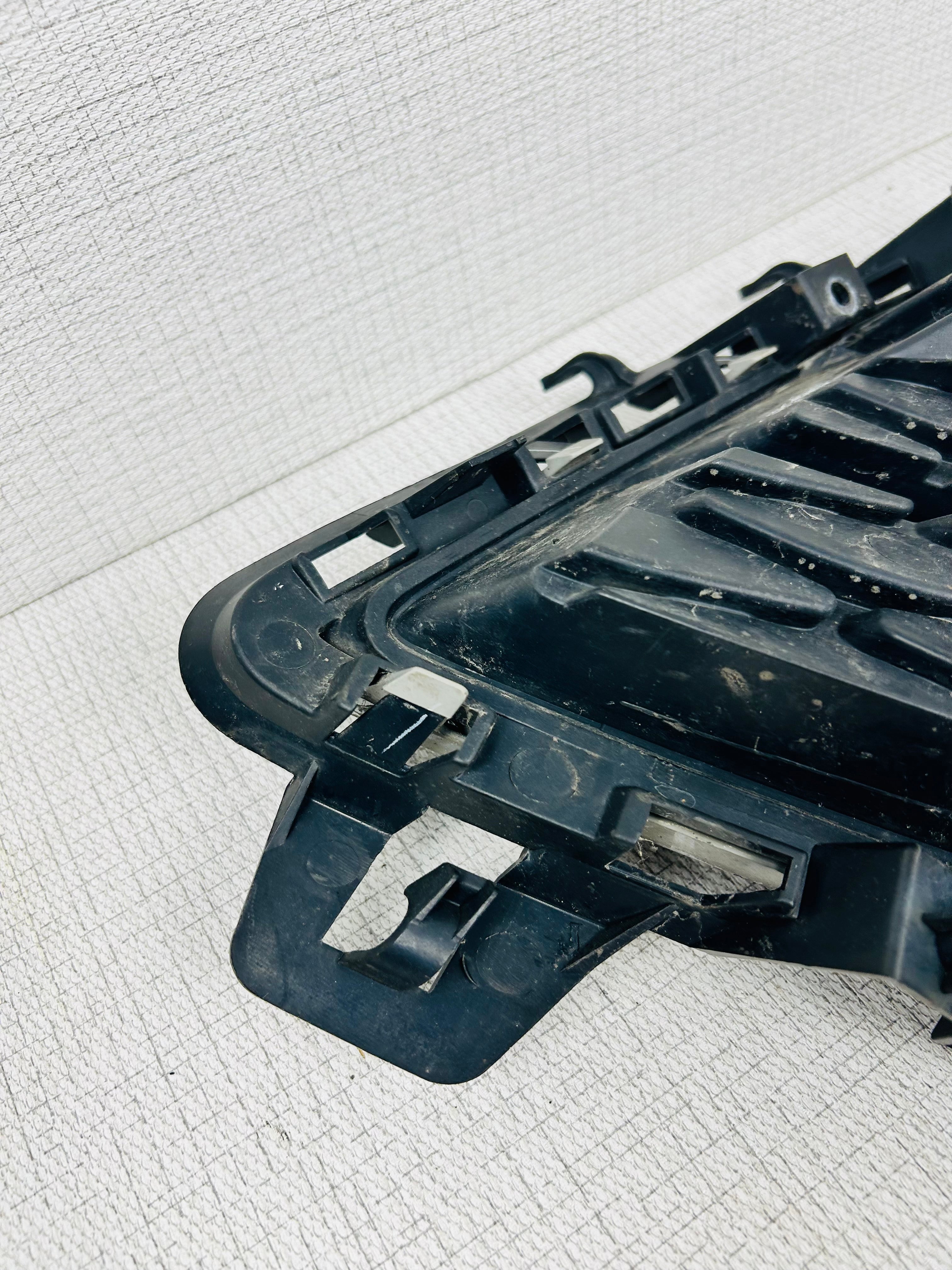 2010-2012 Mazda Cx-7 Bumper Grille Right Fog Light Insert OEM J9424 DG