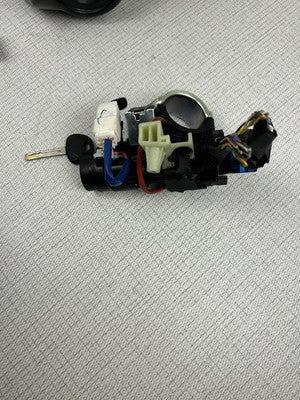 2015 - 2017 Kia Sedona Ignition Switch Door Lock Key & Shroud OEM