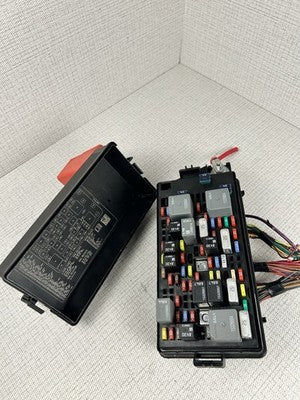 13712253 Buick Lucerne Cadillac DTS Rear Fuse Box Under Seat OEM 2008-2011