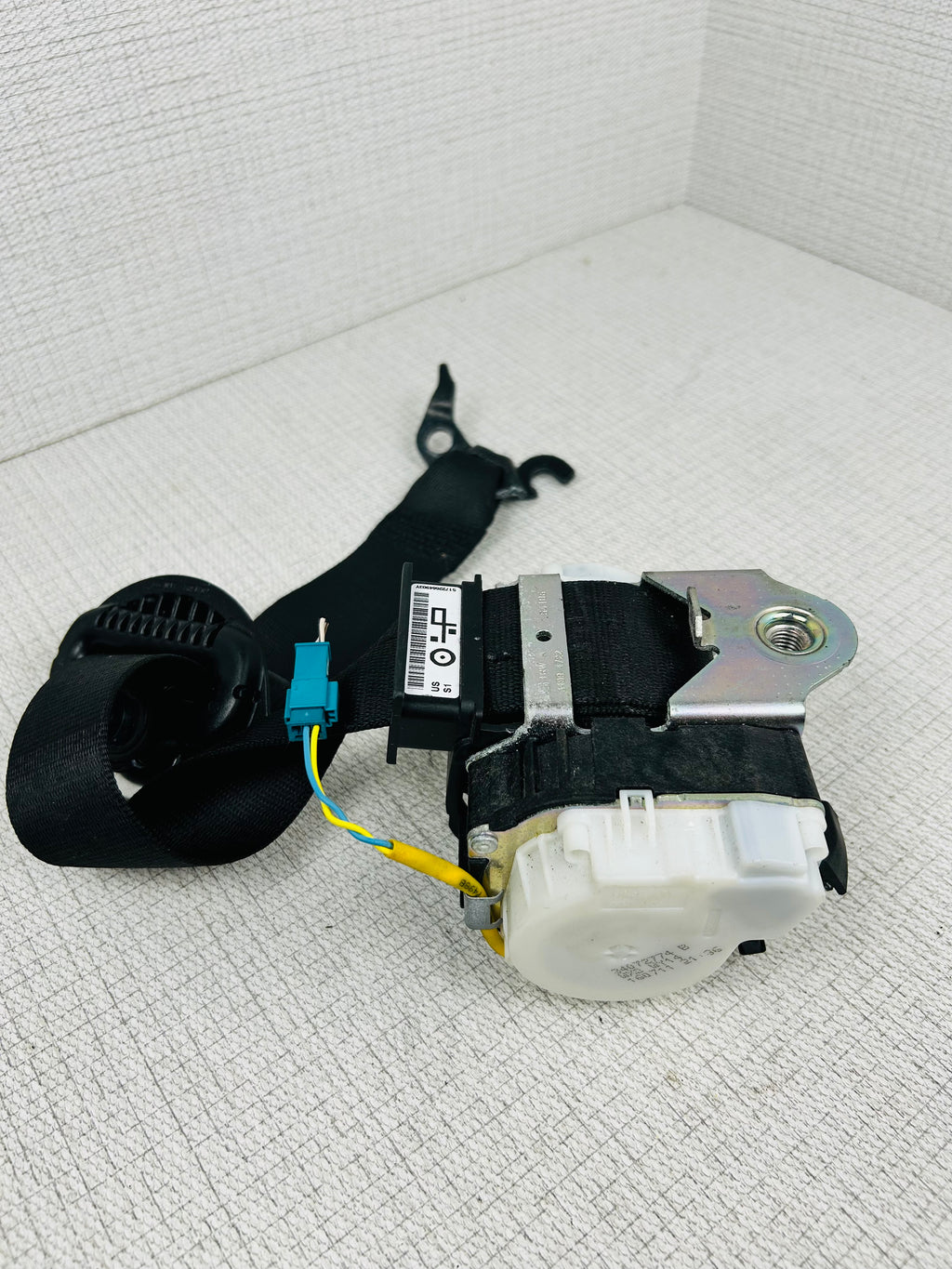 2011 BMW E90 Sedan Front Left Driver Seat Belt Retractor Black 34072774 B
