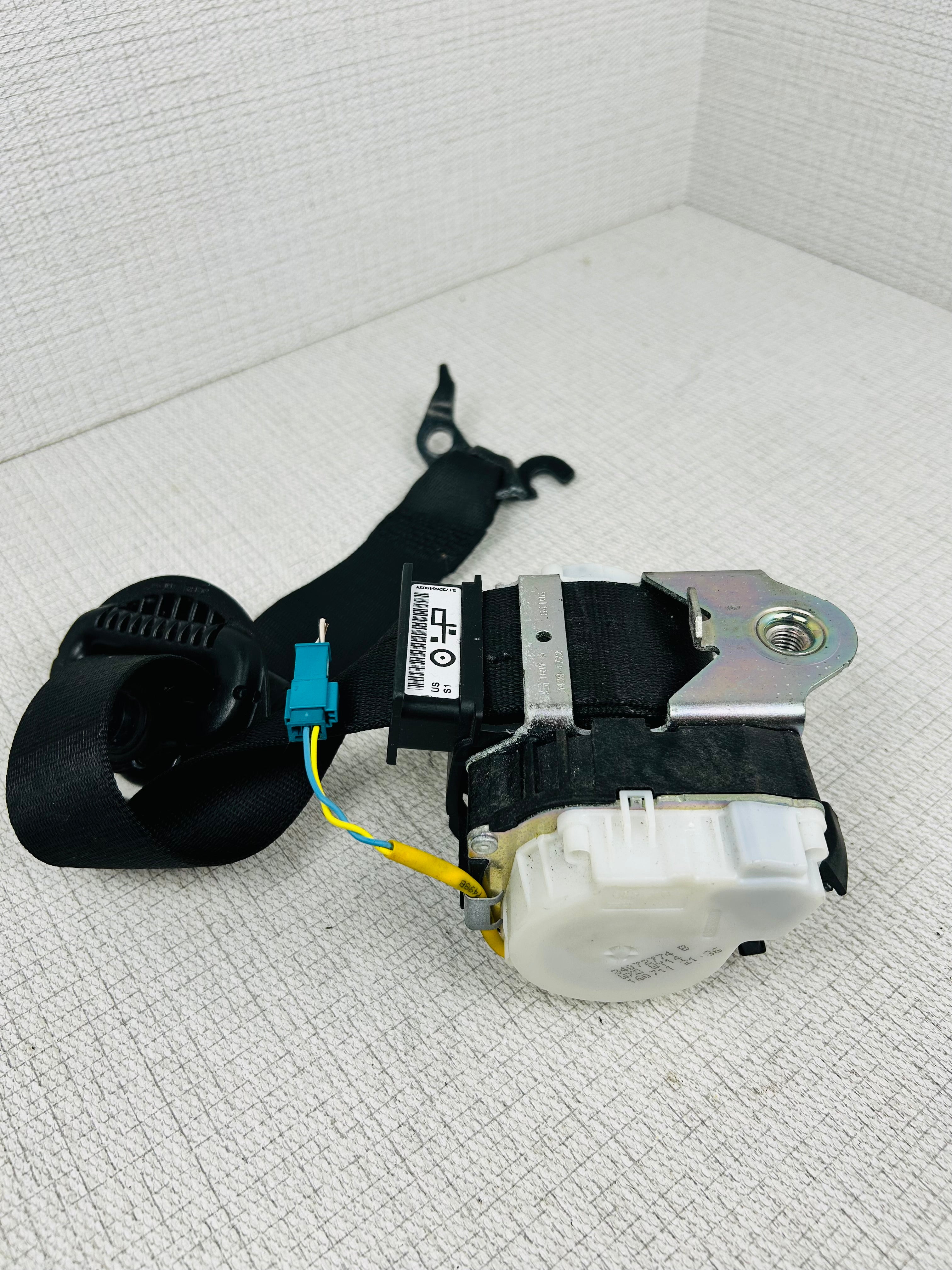2011 BMW E90 Sedan Front Left Driver Seat Belt Retractor Black 34072774 B