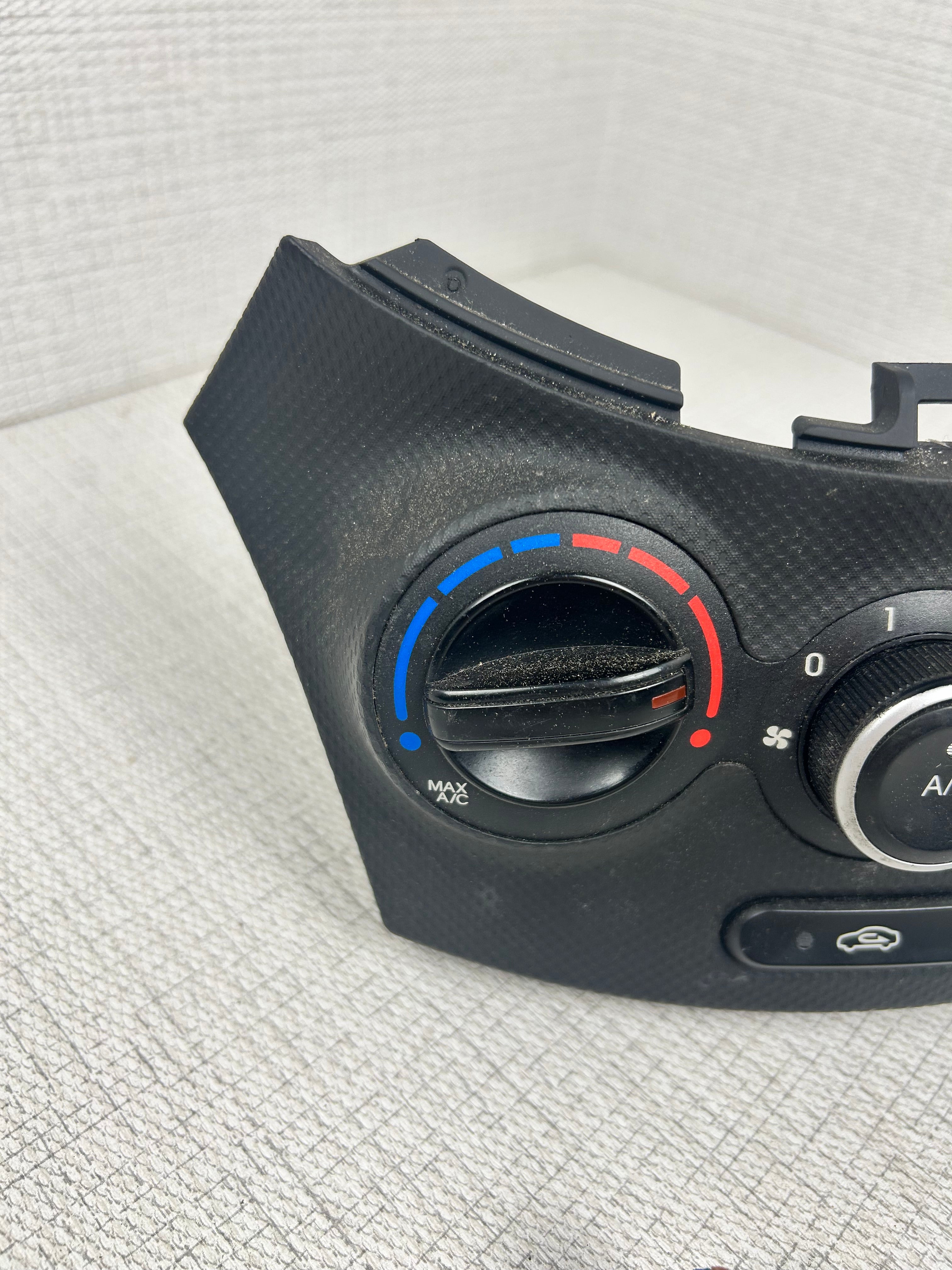 Hyundai Accent A/C Heater Climate Control Temperature Fan 2014 OEM