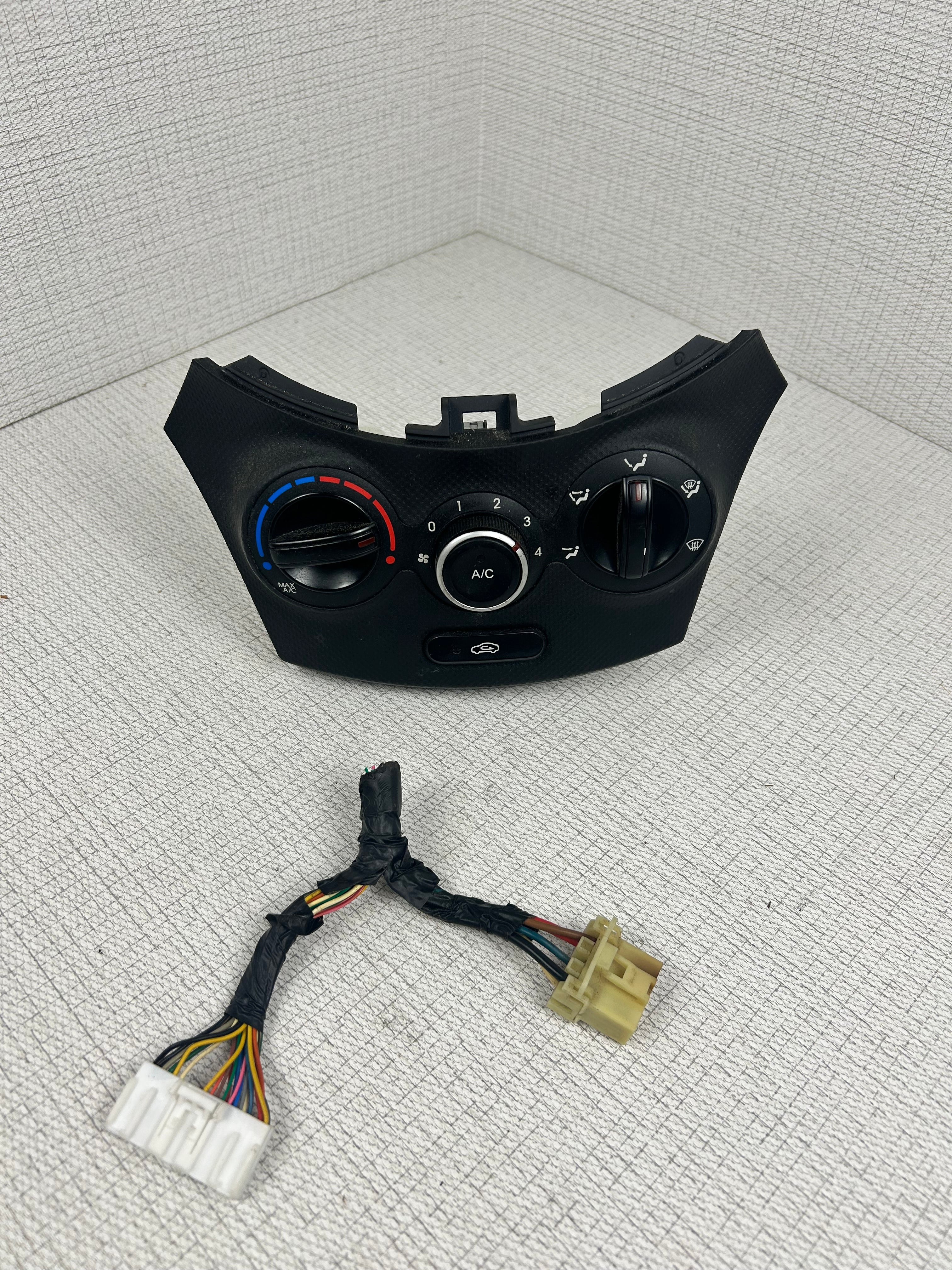 Hyundai Accent A/C Heater Climate Control Temperature Fan 2014 OEM