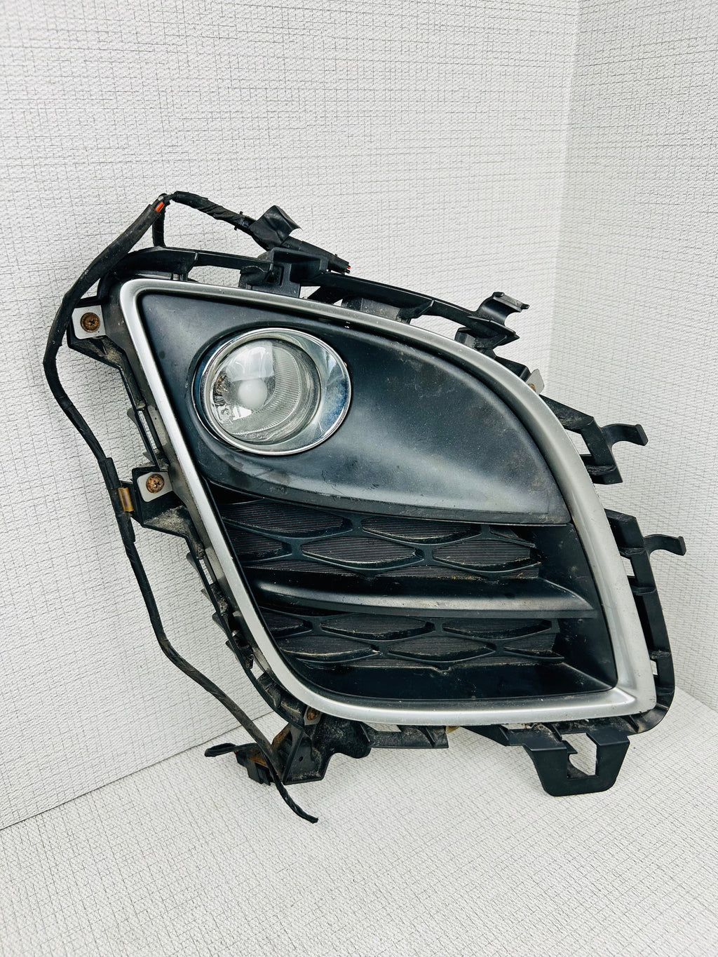 2010-2012 Mazda Cx-7 Bumper Grille Right Fog Light Insert OEM J9424 DG