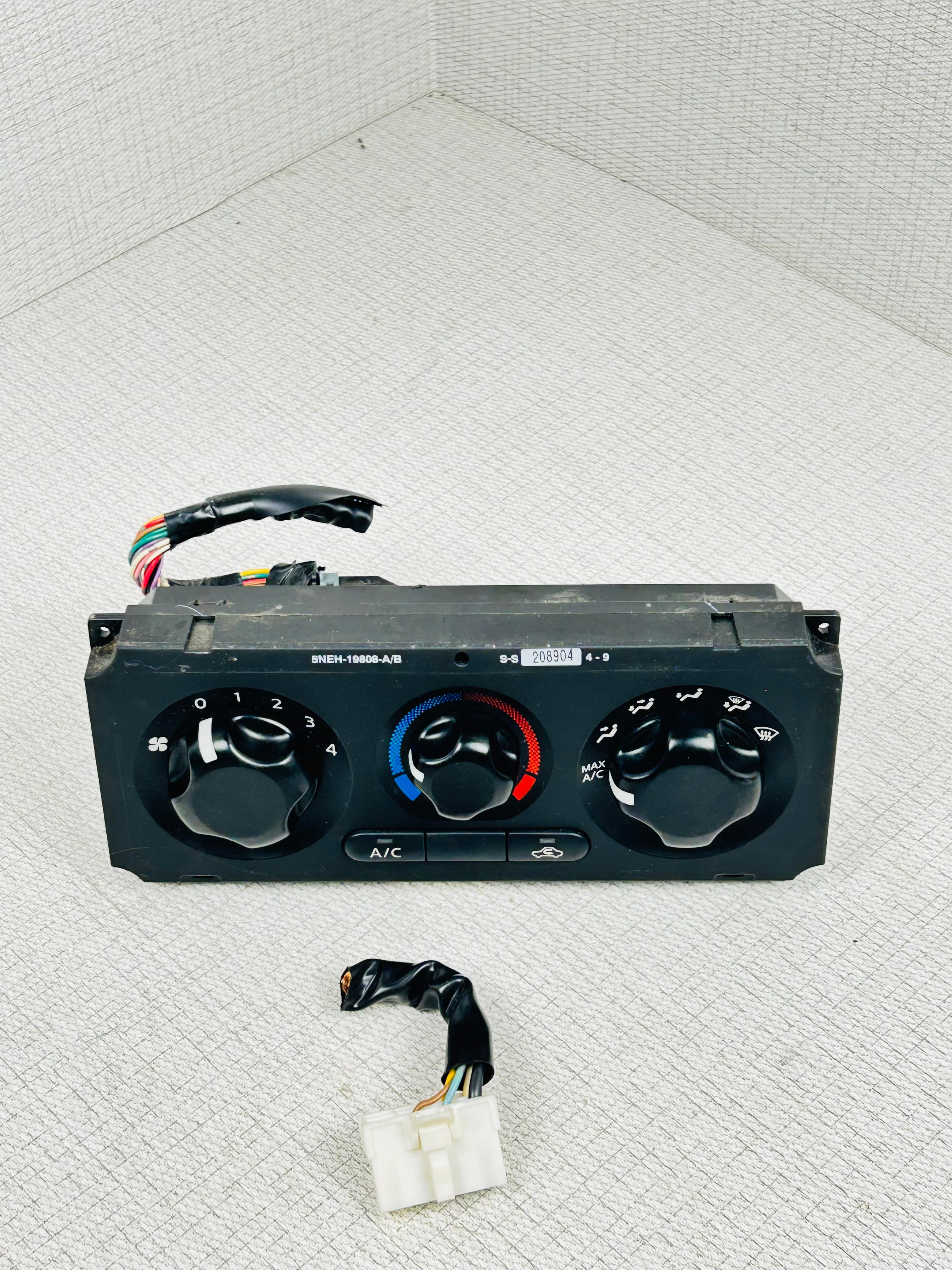 Climate Heater Control A/C Center Vent Nissan Xterra Pathfinder OEM 2011