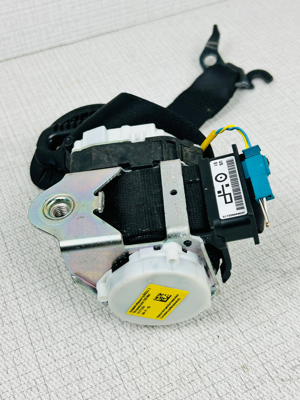 2011 BMW E90 Sedan Front Left Driver Seat Belt Retractor Black 34072774 B