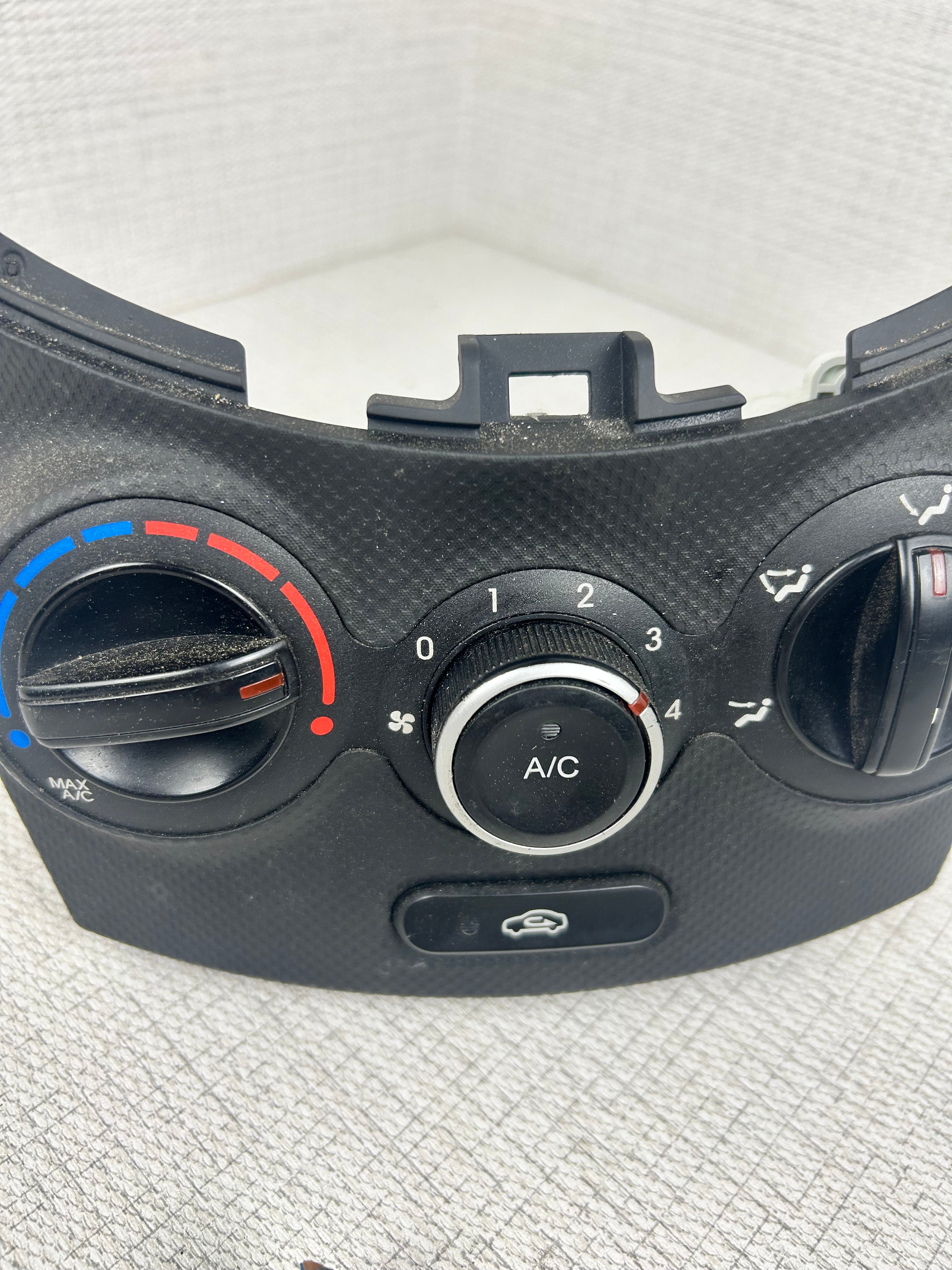 Hyundai Accent A/C Heater Climate Control Temperature Fan 2014 OEM