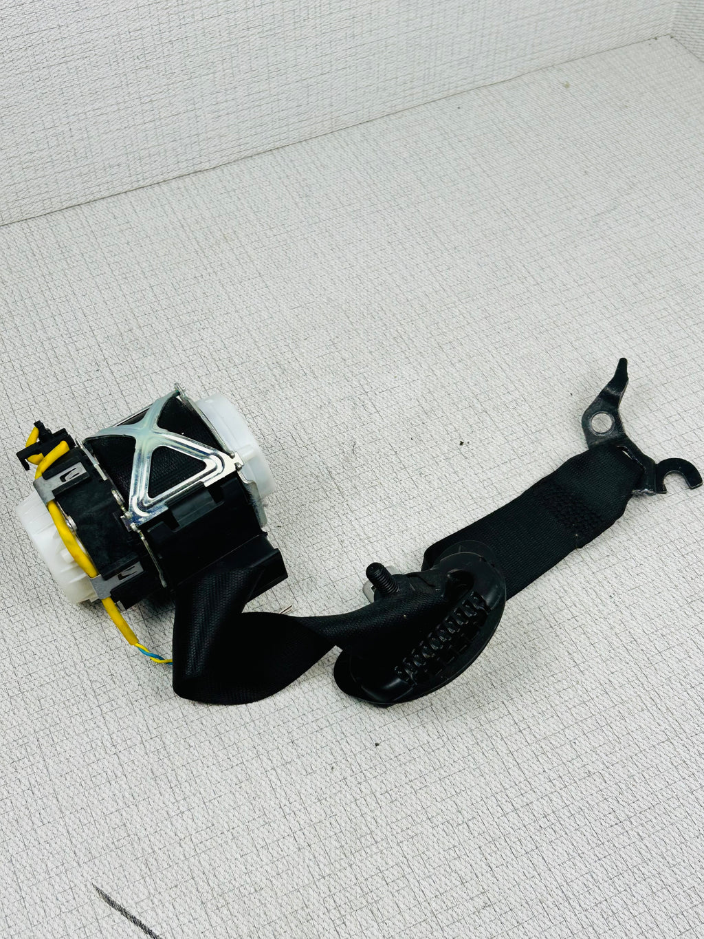 2011 BMW E90 Sedan Front Left Driver Seat Belt Retractor Black 34072774 B