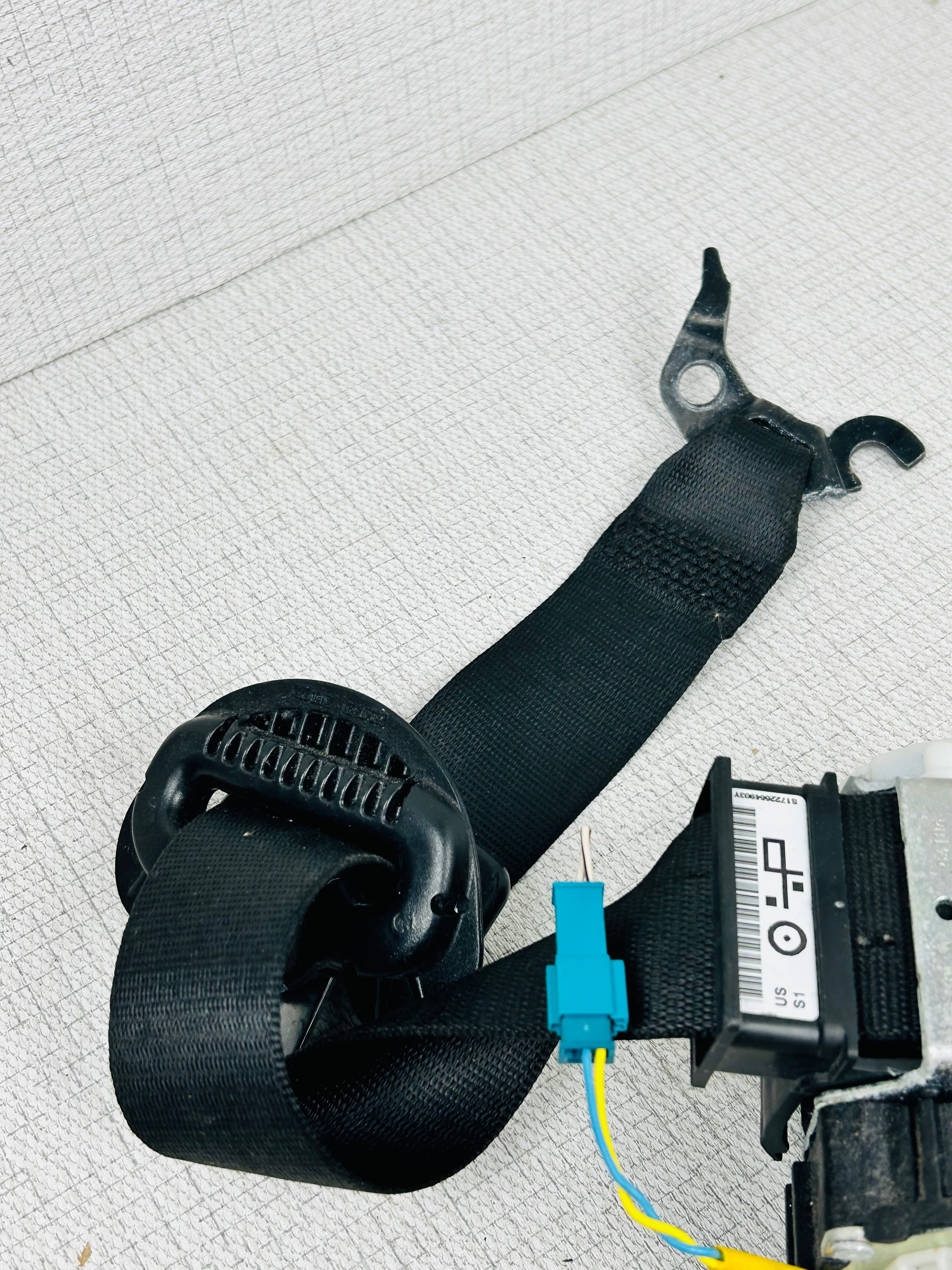 2011 BMW E90 Sedan Front Left Driver Seat Belt Retractor Black 34072774 B