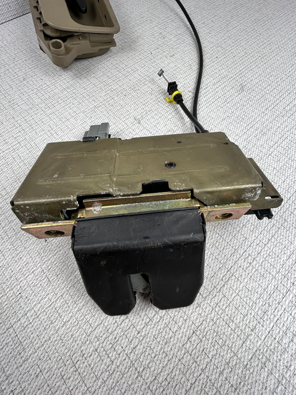 Volvo XC90 rear tailgate trunk latch lock actuator assembly OEM 2003-2014 third row