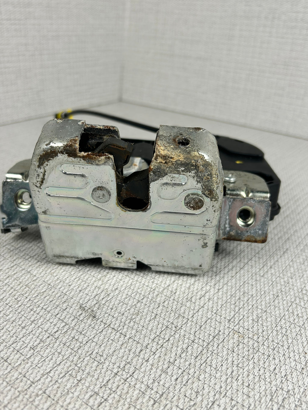 OEM 2008-2010 Volvo V70 XC70 III Rear Liftgate Trunk Lock Actuator Latch 31253446