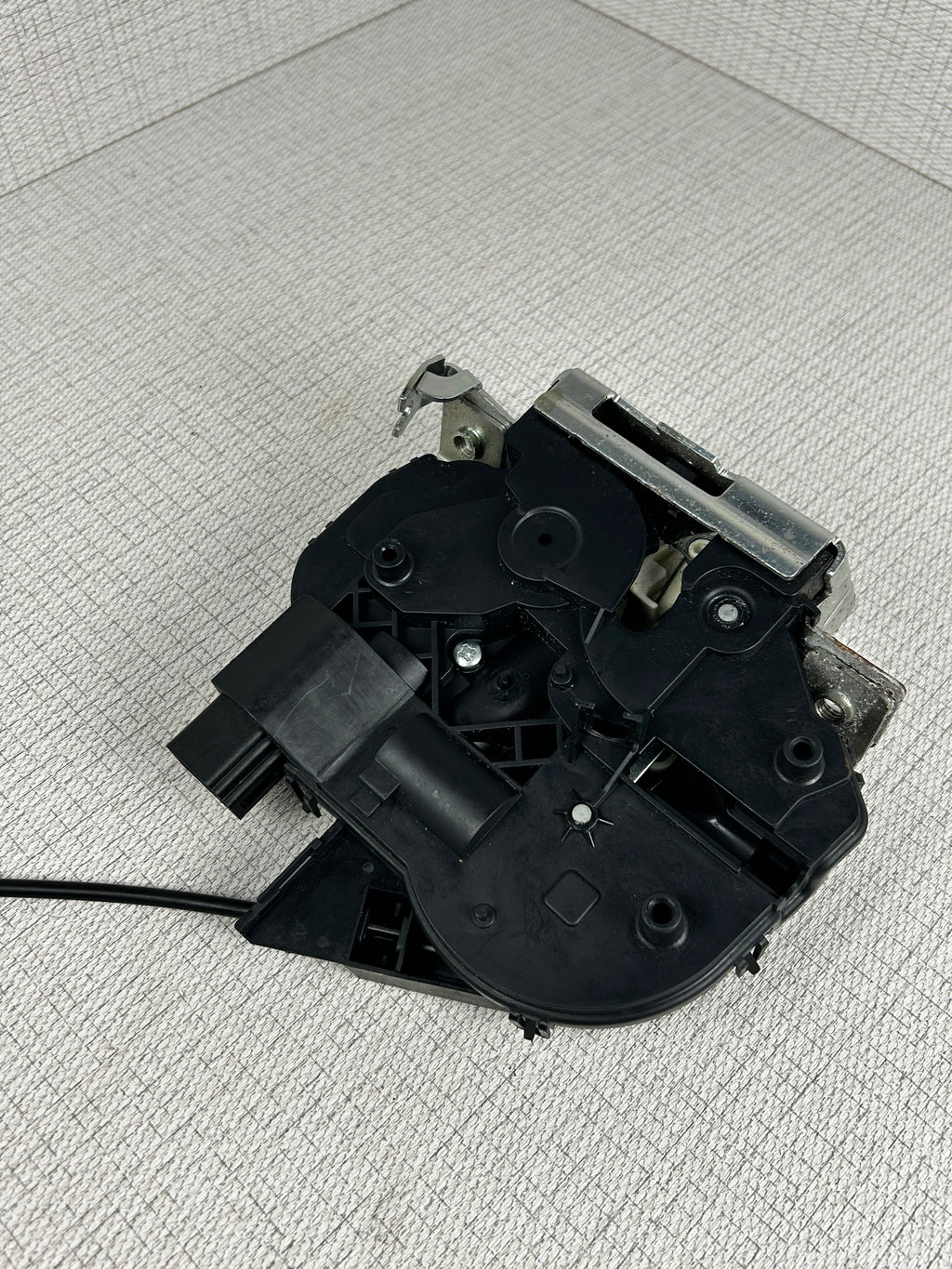 OEM 2008-2010 Volvo V70 XC70 III Rear Liftgate Trunk Lock Actuator Latch 31253446