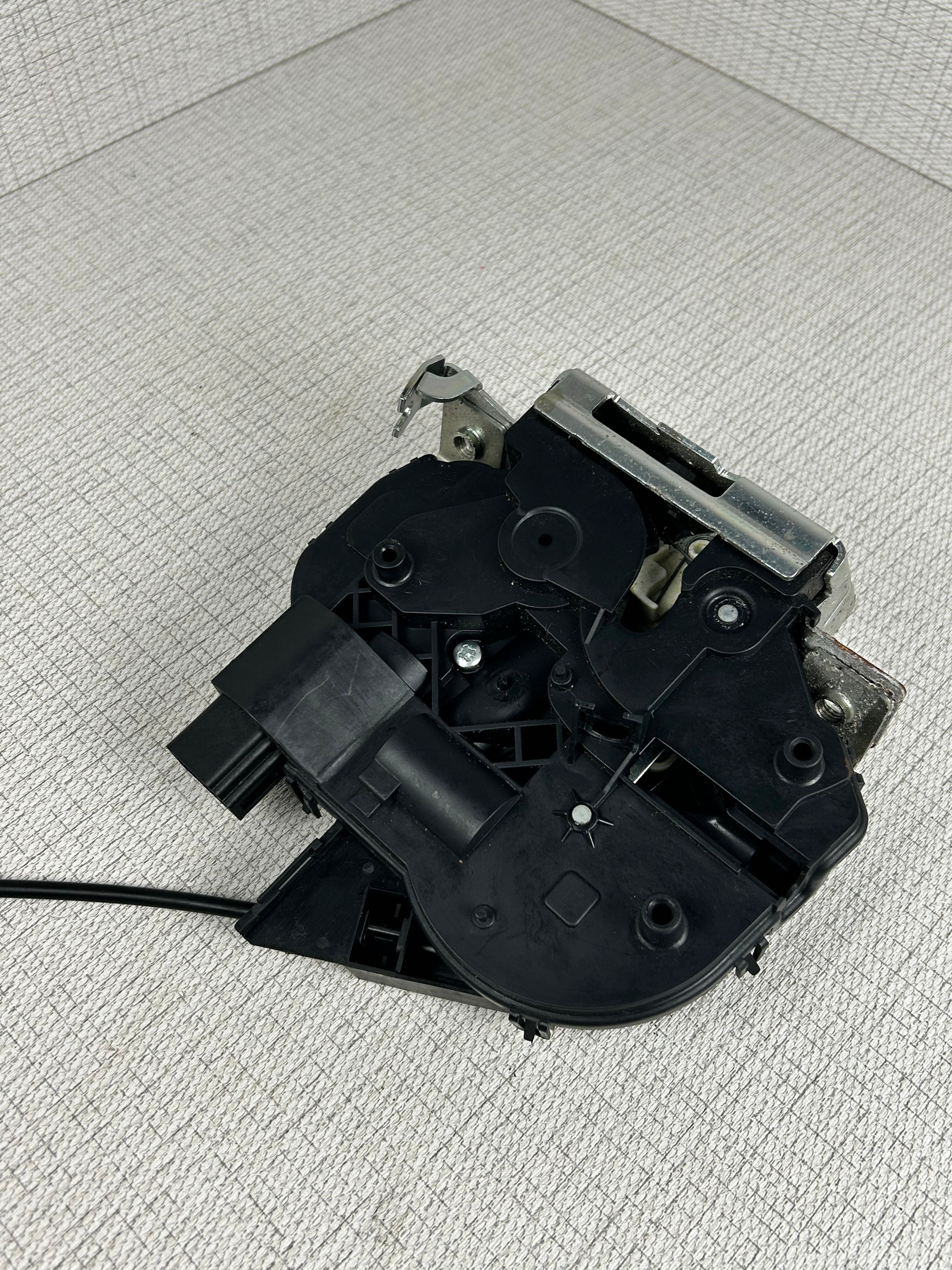 OEM 2008-2010 Volvo V70 XC70 III Rear Liftgate Trunk Lock Actuator Latch 31253446