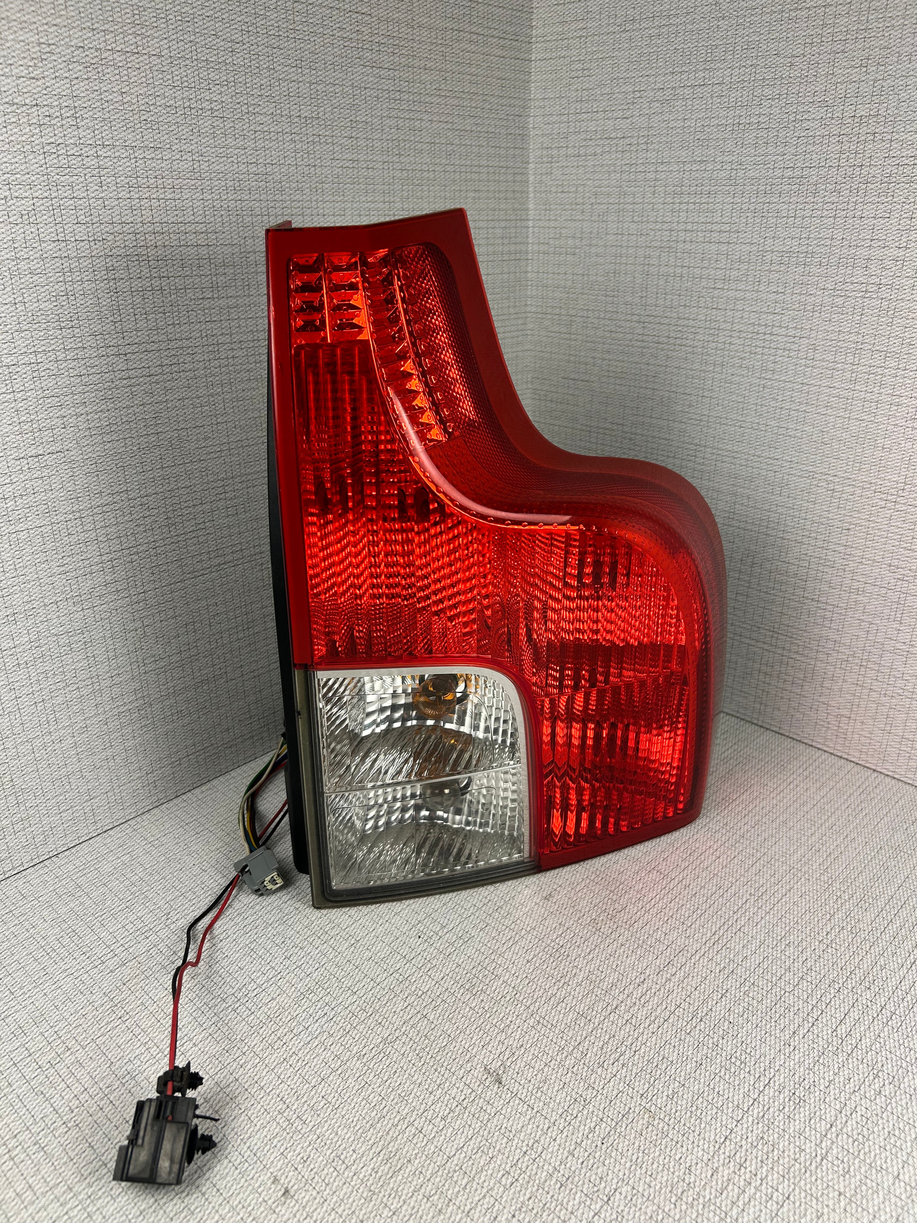 2007-2014 Volvo XC90 Passenger Taillight Tail Light Lamp Right OEM XC 90 Bulb