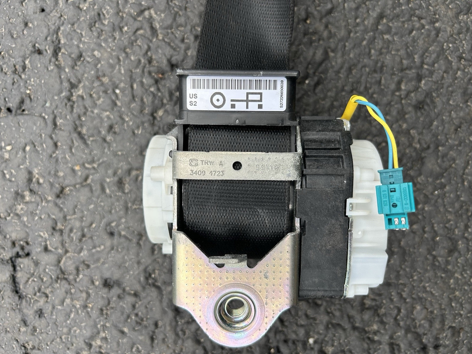 2011 BMW E90 Sedan Front Right Passenger Seat Belt Retractor Black 34072775 B