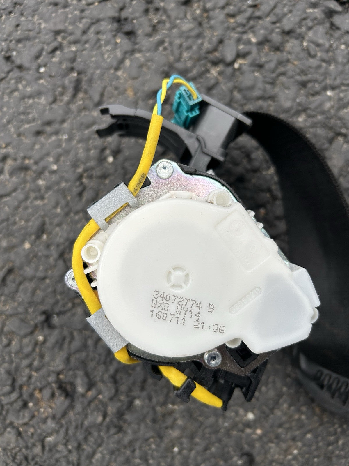 2011 BMW E90 Sedan Front Left Driver Seat Belt Retractor Black 34072774 B