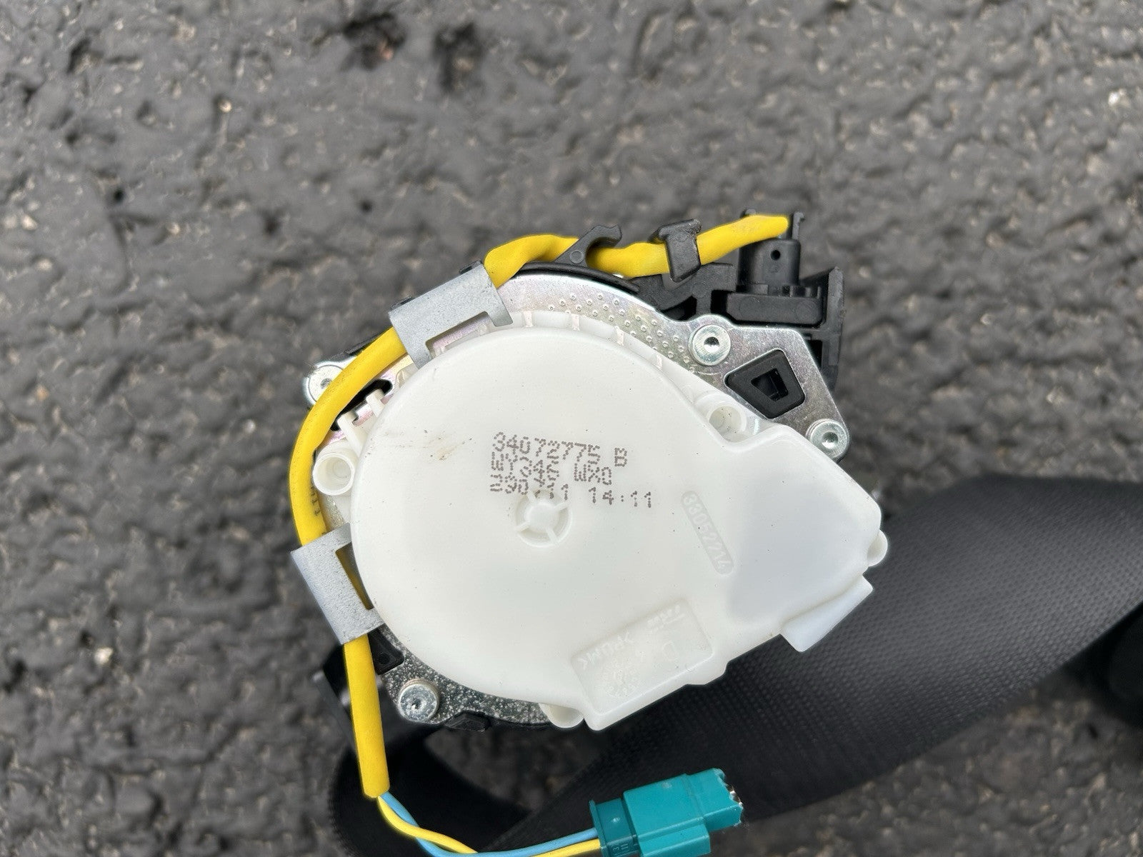 2011 BMW E90 Sedan Front Right Passenger Seat Belt Retractor Black 34072775 B