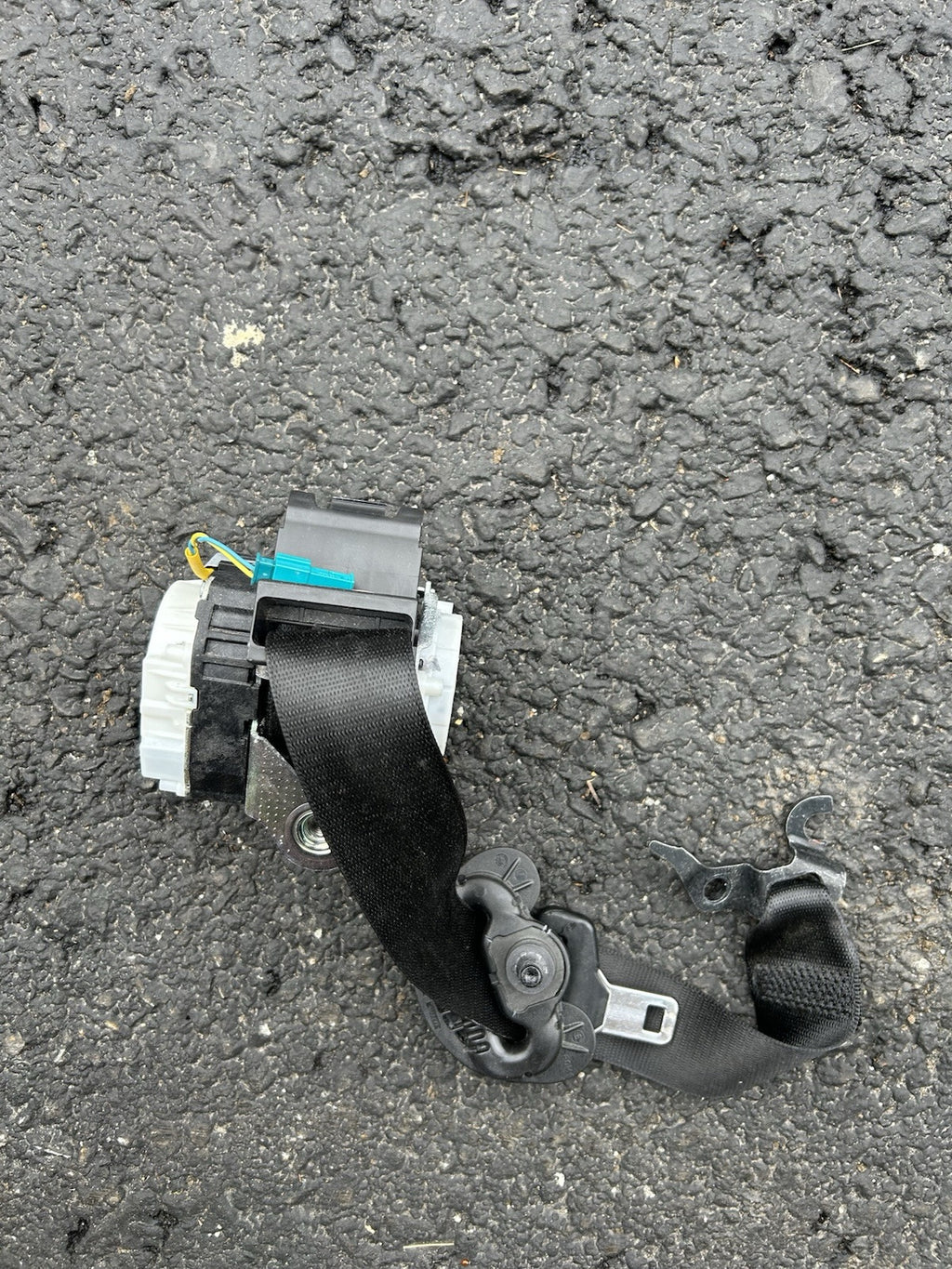 2011 BMW E90 Sedan Front Left Driver Seat Belt Retractor Black 34072774 B